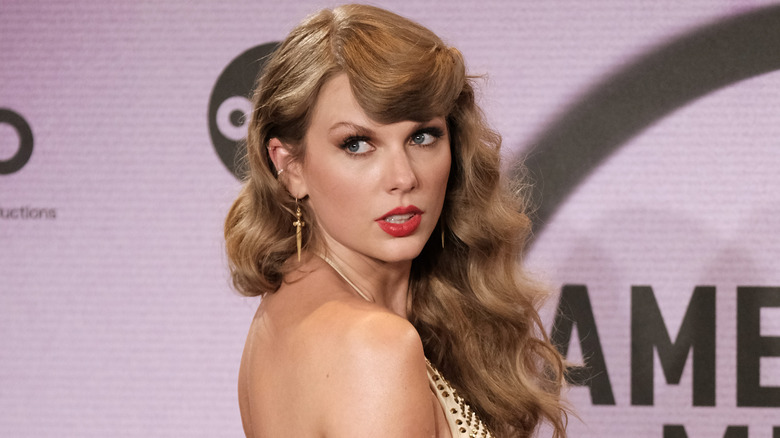 Taylor Swift posing