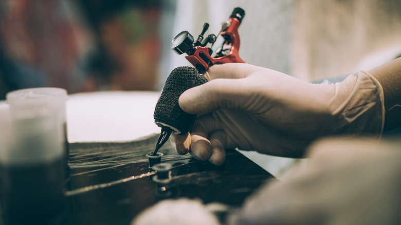 Dipping tattoo gun