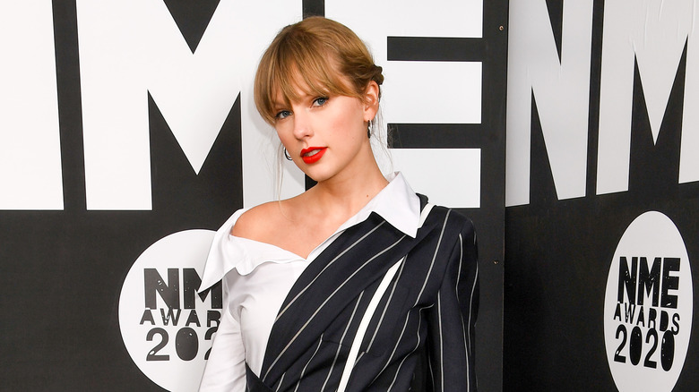 Taylor Swift posing